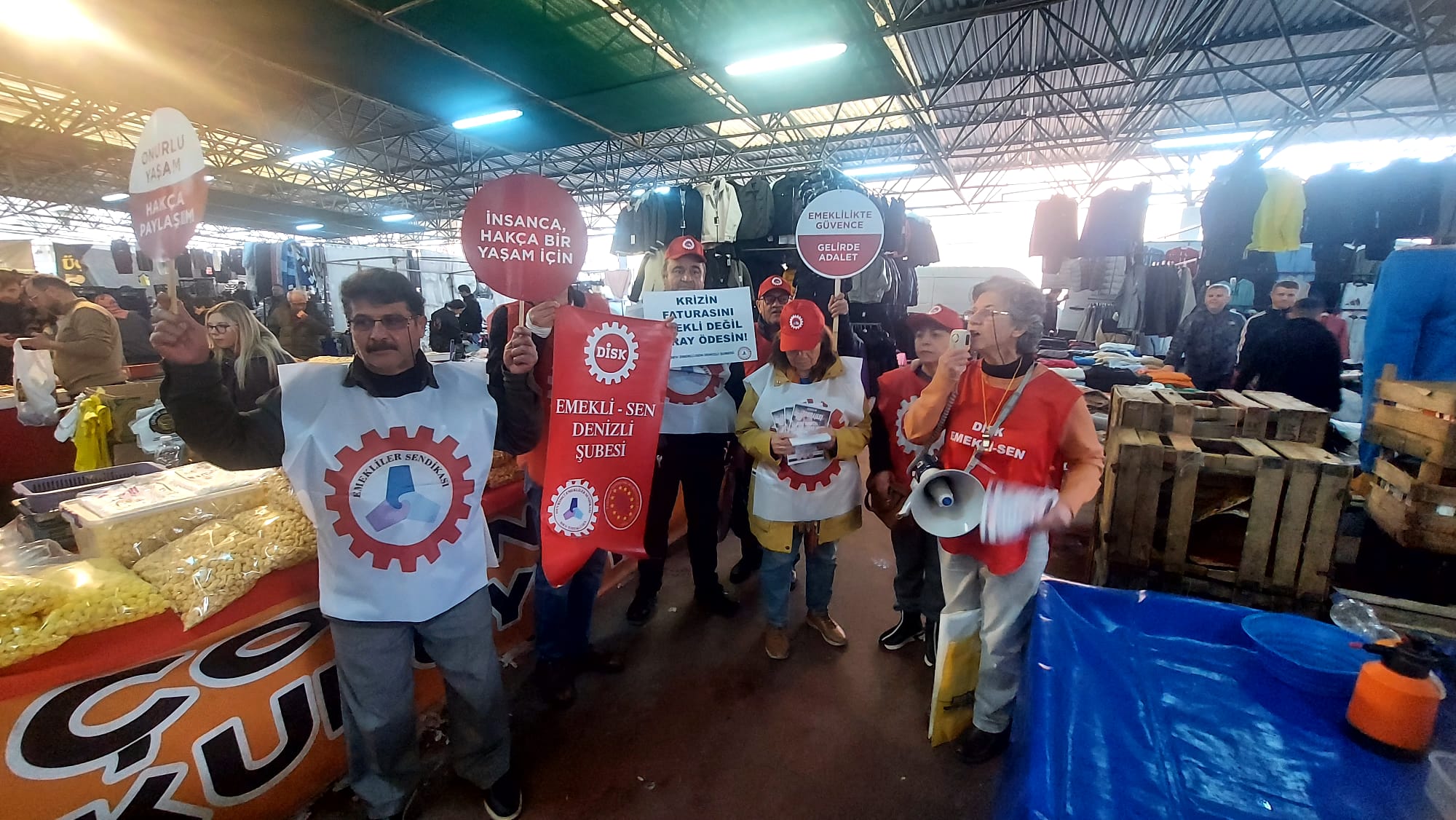 Devrimci Emekli-Sen Pazarlarda: “Kavgamız büyük. Hak arayışı her yerde yapılır”