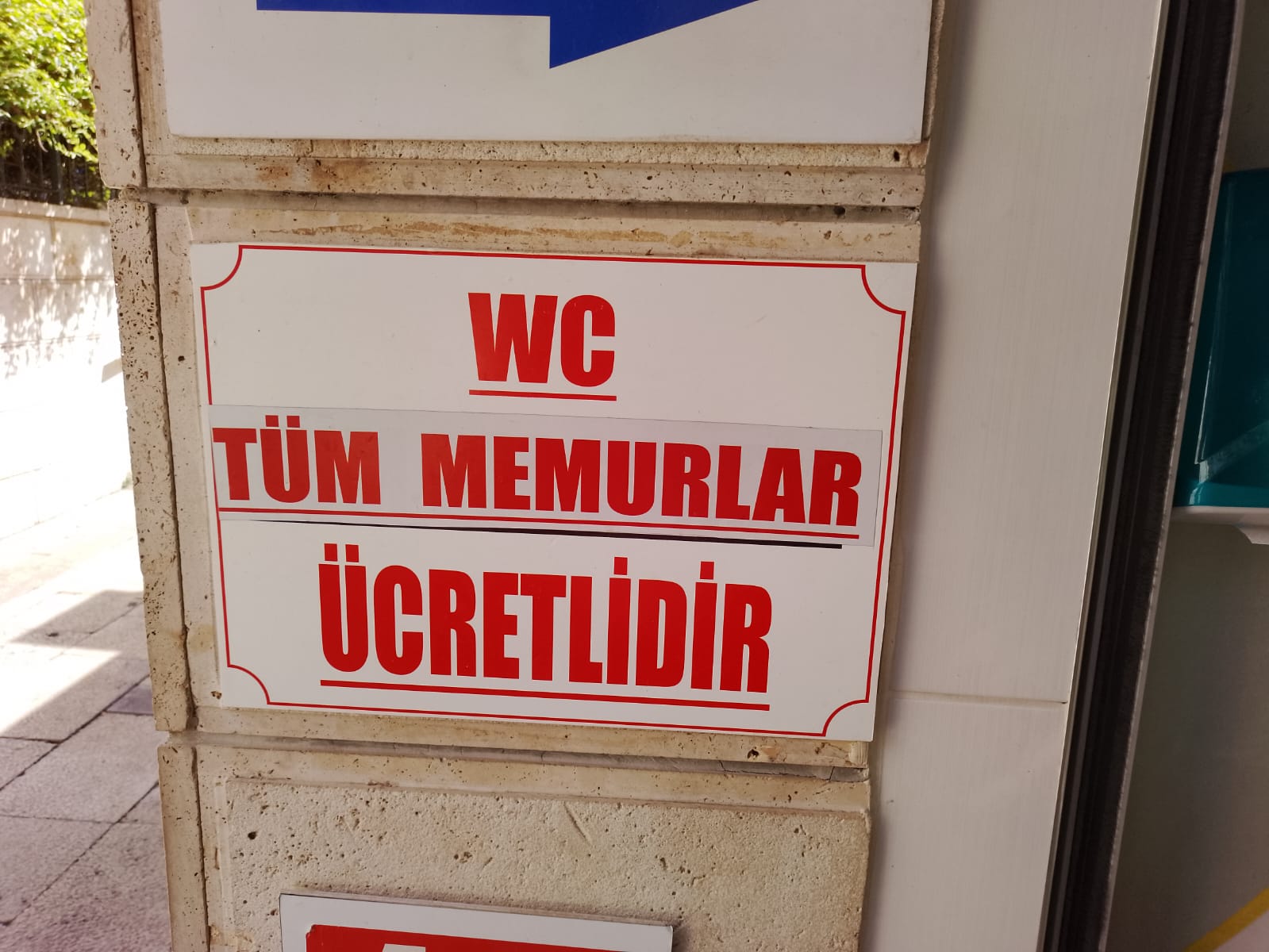 Memurla tuvaletçiyi yıldırdı